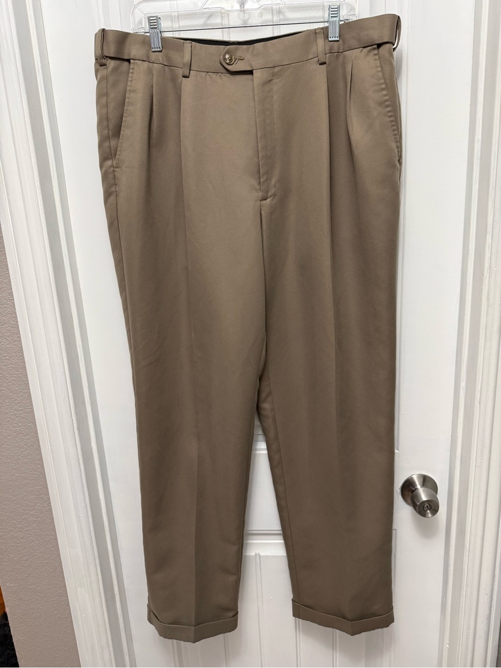 Savane Men's Khaki Pants 40x32 Brown Straight Pleated Cuffed Expandable  (14-12)